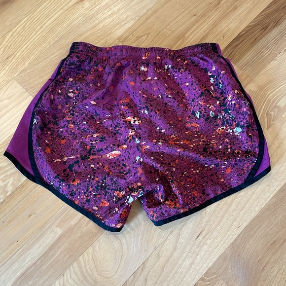 Nike Tempo girls large - purple with splatter of orange, black and white. - Picture 3 of 3